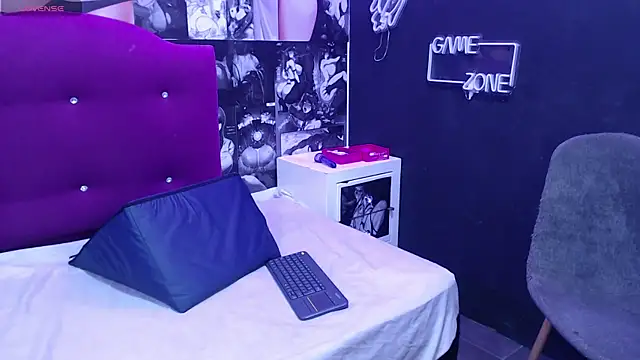 Shanel black online show from April 13, 2026, 7:07 pm