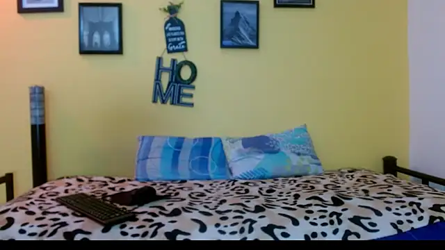 18dulcegatita online show from April 12, 2026, 6:44 pm