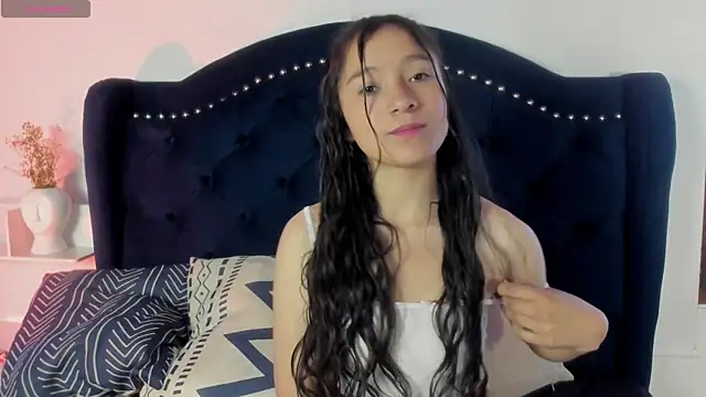 Snapshot of Honney_Bunny18 chatting on April 4, 2026, 2:34 pm Honney Bunny18 online show from April 4, 2026, 2:34 pm