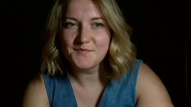 Snapshot of TinaKittyX chatting on May 9, 2026, 9:40 pm TinaKittyX online show from May 9, 2026, 9:40 pm