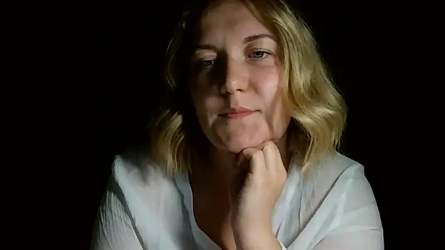 Snapshot of TinaKittyX chatting on May 8, 2026, 8:34 pm TinaKittyX online show from May 8, 2026, 8:34 pm