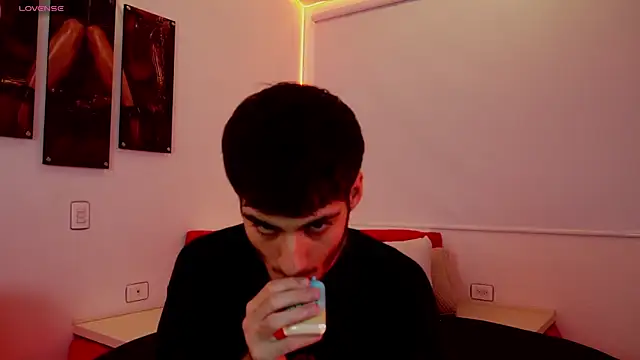 Snapshot of Enzo_Crown chatting on April 14, 2026, 7:52 pm Enzo Crown online show from April 14, 2026, 7:52 pm