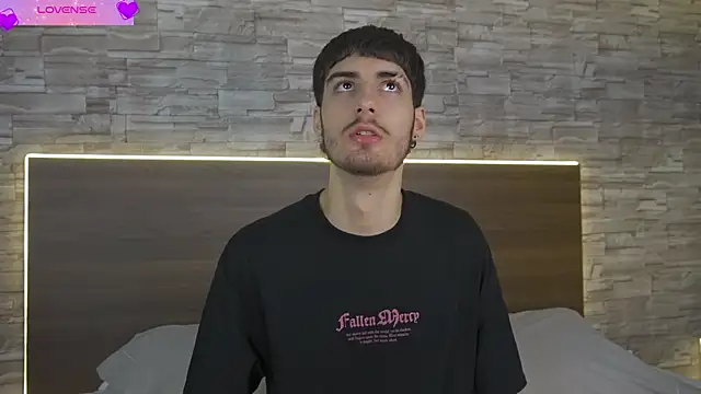 Snapshot of Enzo_Crown chatting on April 1, 2026, 7:55 pm Enzo Crown online show from April 1, 2026, 7:55 pm