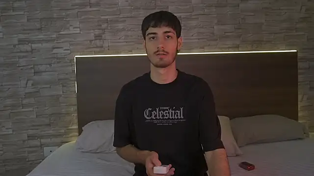 Snapshot of Enzo_Crown chatting on April 4, 2026, 6:58 pm Enzo Crown online show from April 4, 2026, 6:58 pm