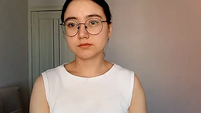 LezlieEllegood online show from April 13, 2026, 3:32 am