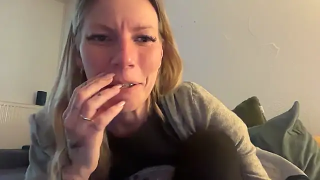 Snapshot of nursenextdoor901 chatting on April 13, 2026, 5:44 am nursenextdoor901 online show from April 13, 2026, 5:44 am