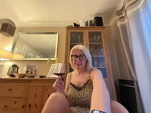 Snapshot of Laylaskyexx chatting on June 24, 2026, 9:01 pm Laylaskyexx online show from June 24, 2026, 9:01 pm