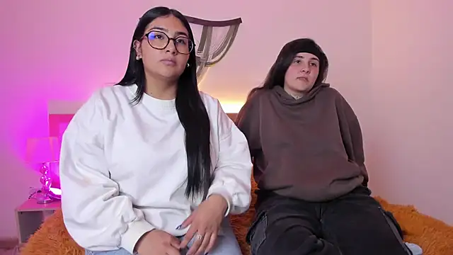 Snapshot of Elisa_n_Emma chatting on April 1, 2026, 8:17 pm Elisa n Emma online show from April 1, 2026, 8:17 pm