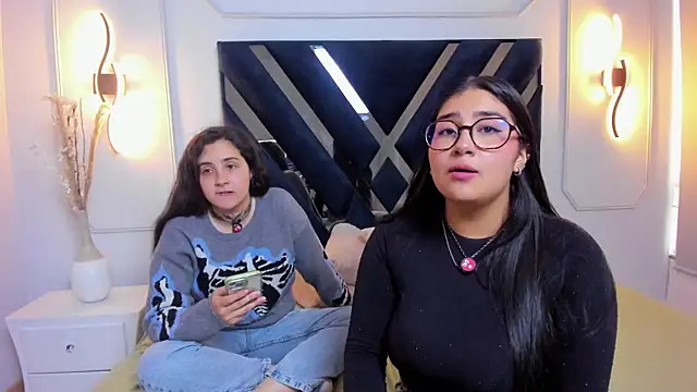 Snapshot of Elisa_n_Emma chatting on April 8, 2026, 7:26 pm Elisa n Emma online show from April 8, 2026, 7:26 pm