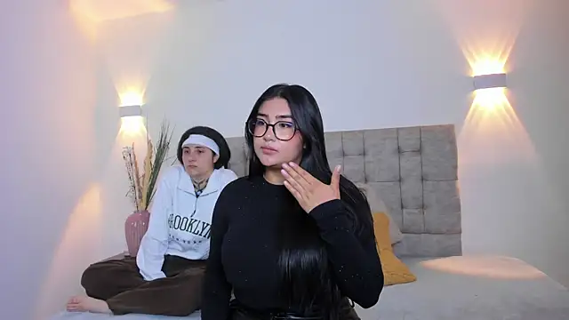 Snapshot of Elisa_n_Emma chatting on April 5, 2026, 7:42 pm Elisa n Emma online show from April 5, 2026, 7:42 pm