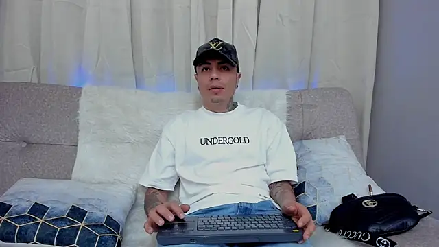 Snapshot of Charlie_Foxie chatting on April 6, 2026, 6:53 pm Charlie Foxie online show from April 6, 2026, 6:53 pm