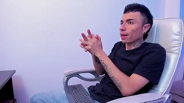 Snapshot of Charlie_Foxie chatting on April 14, 2026, 2:16 am Charlie Foxie online show from April 14, 2026, 2:16 am