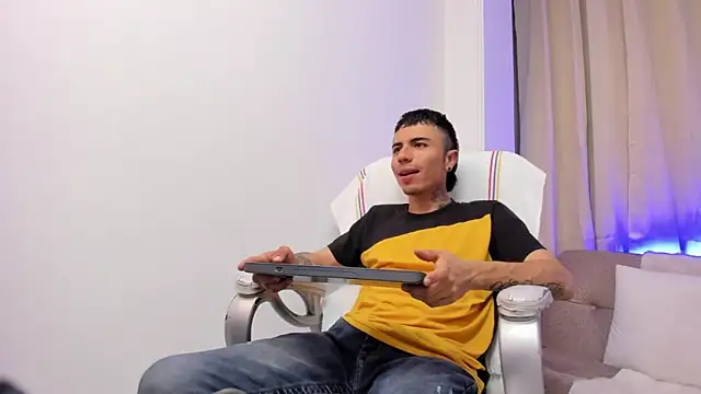 Snapshot of Charlie_Foxie chatting on April 10, 2026, 3:35 am Charlie Foxie online show from April 10, 2026, 3:35 am