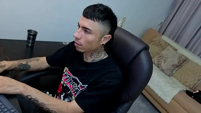 Snapshot of Charlie_Foxie chatting on April 4, 2026, 8:04 pm Charlie Foxie online show from April 4, 2026, 8:04 pm