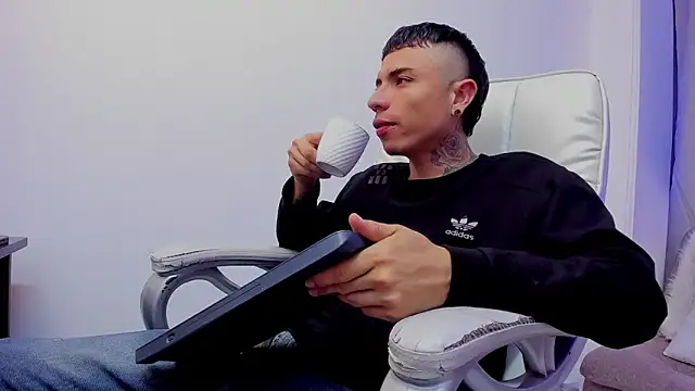 Snapshot of Charlie_Foxie chatting on April 15, 2026, 1:55 am Charlie Foxie online show from April 15, 2026, 1:55 am