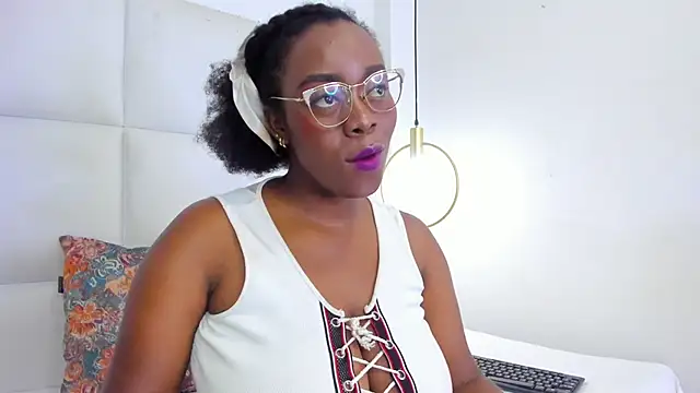 Snapshot of CanelaFlavor chatting on April 9, 2026, 8:37 pm CanelaFlavor online show from April 9, 2026, 8:37 pm