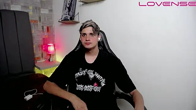 flaquito    online show from April 15, 2026, 8:42 pm