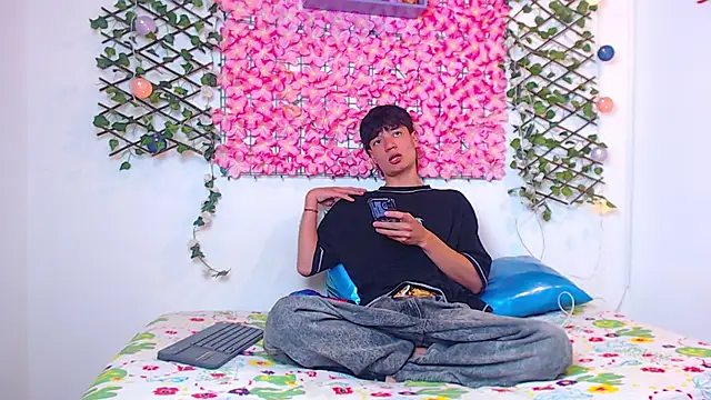 Snapshot of Alex_latino_ chatting on April 15, 2026, 3:23 am Alex latino online show from April 15, 2026, 3:23 am