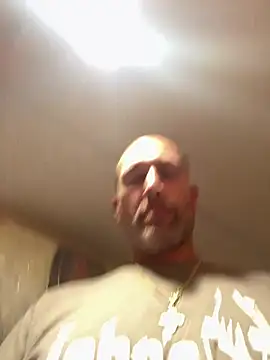 Snapshot of hitman13sal chatting on July 16, 2026, 1:35 am hitman13sal online show from July 16, 2026, 1:35 am