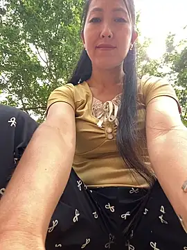 Huonglyna online show from April 17, 2026, 2:14 am