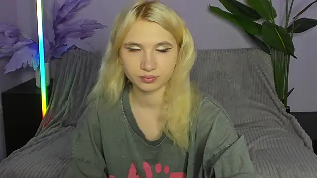 Snapshot of Kitty_Blondie chatting on April 8, 2026, 2:13 am Kitty Blondie online show from April 8, 2026, 2:13 am