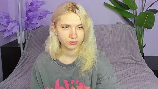 Snapshot of Kitty_Blondie chatting on April 7, 2026, 4:14 am Kitty Blondie online show from April 7, 2026, 4:14 am