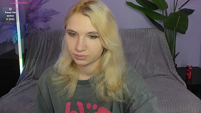 Snapshot of Kitty_Blondie chatting on April 9, 2026, 2:35 am Kitty Blondie online show from April 9, 2026, 2:35 am