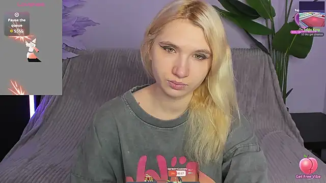 Snapshot of Kitty_Blondie chatting on April 13, 2026, 2:15 am Kitty Blondie online show from April 13, 2026, 2:15 am