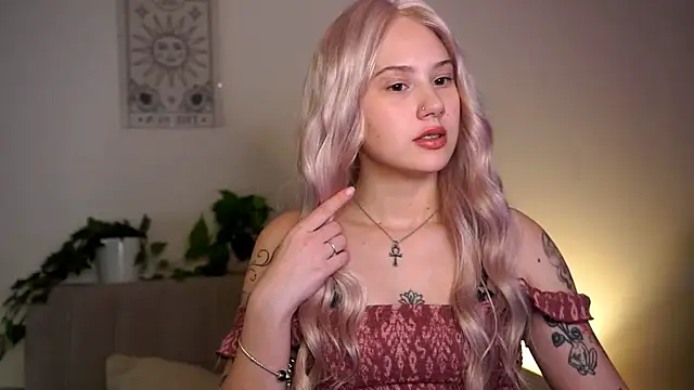 petite temptresss online show from April 18, 2026, 3:58 pm