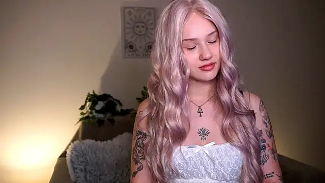 petite temptresss online show from April 19, 2026, 4:19 pm