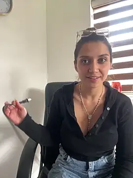 Isabella varella- online show from April 15, 2026, 2:54 pm