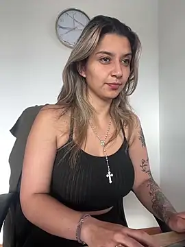 Isabella varella- online show from April 7, 2026, 1:02 pm