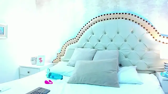 Snapshot of NahiaMendoza chatting on April 15, 2026, 11:05 pm NahiaMendoza online show from April 15, 2026, 11:05 pm