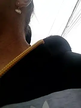 vegonicarouge online show from April 15, 2026, 7:18 pm