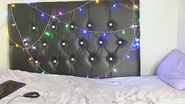 SlipperyLipsX online show from April 12, 2026, 7:55 am