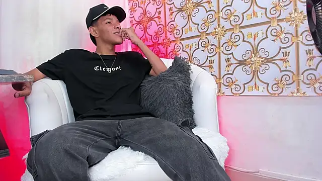 Snapshot of SlimLatino_ chatting on April 15, 2026, 4:07 am SlimLatino online show from April 15, 2026, 4:07 am