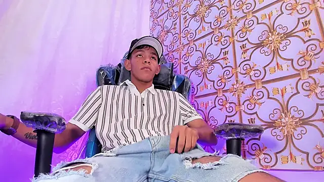 Snapshot of SlimLatino_ chatting on April 16, 2026, 4:02 am SlimLatino online show from April 16, 2026, 4:02 am