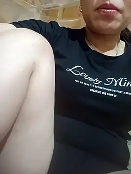 Snapshot of -Luni- chatting on April 22, 2026, 8:04 pm -Luni- online show from April 22, 2026, 8:04 pm