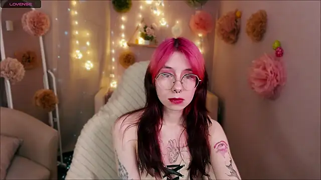 Snapshot of Alice_Nyx chatting on April 9, 2026, 8:37 pm Alice Nyx online show from April 9, 2026, 8:37 pm