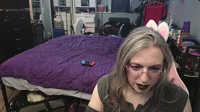 Snapshot of PolyCircus chatting on April 10, 2026, 3:57 am PolyCircus online show from April 10, 2026, 3:57 am