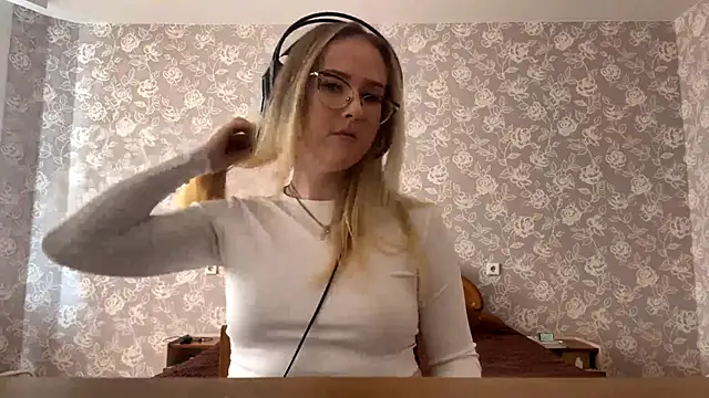 ElmiraGildea online show from April 6, 2026, 11:33 am