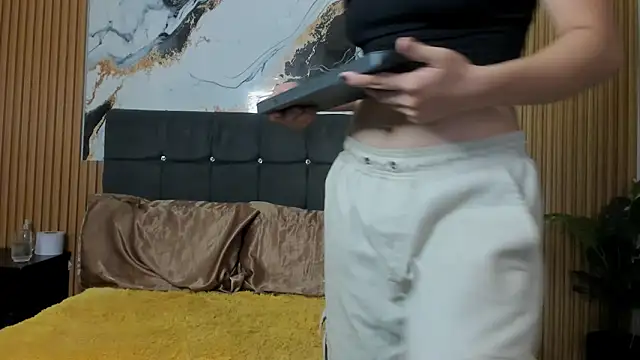 Serenity122 online show from April 15, 2026, 7:58 pm