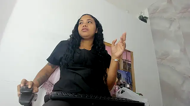 Snapshot of EllyBloom chatting on July 14, 2026, 1:39 pm EllyBloom online show from July 14, 2026, 1:39 pm