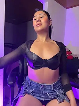 EvelynLeen  online show from April 13, 2026, 11:25 am