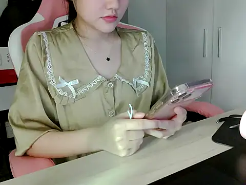 Snapshot of lucienguyen chatting on June 6, 2026, 8:19 am lucienguyen online show from June 6, 2026, 8:19 am
