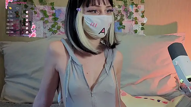 LunaNyanmi online show from May 31, 2026, 1:17 pm