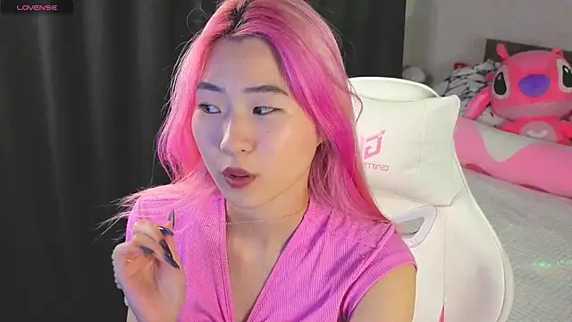 honeyveil  online show from April 15, 2026, 2:21 pm