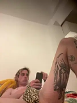 lucasdeexxx online show from April 6, 2026, 9:05 pm