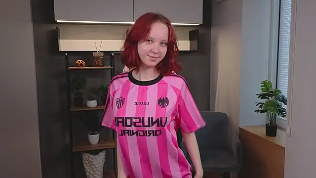Snapshot of MaisieWillians chatting on June 17, 2026, 12:00 am MaisieWillians online show from June 17, 2026, 12:00 am