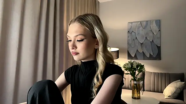 EvelineMolima online show from April 13, 2026, 5:06 pm